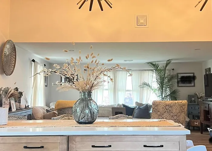 Modern Family Home In Middletown, Ri- Just 4 Mi To Newport!